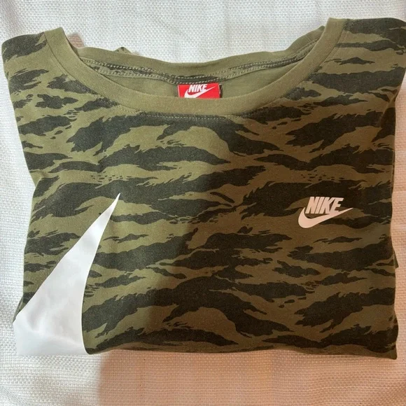 Nike Men’s AOP Swoosh Tee Shirt Olive/White AO0861 222 Size XL